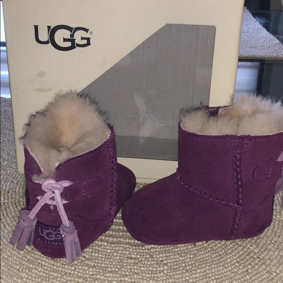 Baby Uggs-NEW - Picture 1 of 4